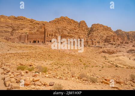 Guardando verso le tombe reali in Petra Jordan Foto Stock