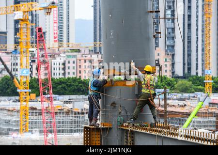 Guangzhou, la provincia cinese di Guangdong. 4th ago 2022. I lavoratori lavorano nel cantiere della stazione ferroviaria di Guangzhou Baiyun a Guangzhou, provincia del Guangdong della Cina meridionale, 4 agosto 2022. La struttura principale nella fase uno della costruzione è stata realizzata. Credit: Liu Dawei/Xinhua/Alamy Live News Foto Stock
