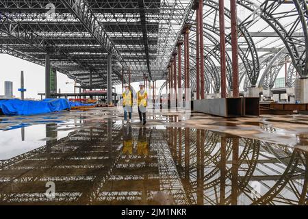 Guangzhou, la provincia cinese di Guangdong. 4th ago 2022. I lavoratori lavorano nel cantiere della stazione ferroviaria di Guangzhou Baiyun a Guangzhou, provincia del Guangdong della Cina meridionale, 4 agosto 2022. La struttura principale nella fase uno della costruzione è stata realizzata. Credit: Liu Dawei/Xinhua/Alamy Live News Foto Stock