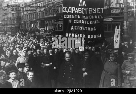 Viva il consiglio dei dipendenti dei lavoratori e dei soldati! Marinai e donne russi che si sono dimostrati a Petrograd il 9 aprile 1917. Museo: COLLEZIONE PRIVATA. Autore: ANONIMO. Foto Stock