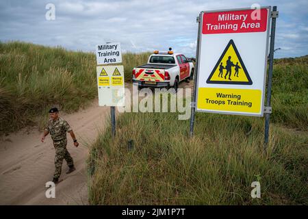 USO EDITORIALE SOLO Una visione generale della spiaggia di Saunton Sands in Devon come la Defense Infrastructure Organization (Dio) lanciare la loro campagna RESPECT The Range, avvertendo i turisti e la gente del posto di controllare i tempi di licenziamento militare e di formazione quando si accede ai siti del Ministero della Difesa (MOD) questa estate. Data di emissione: Giovedì 4 agosto 2022. Foto Stock