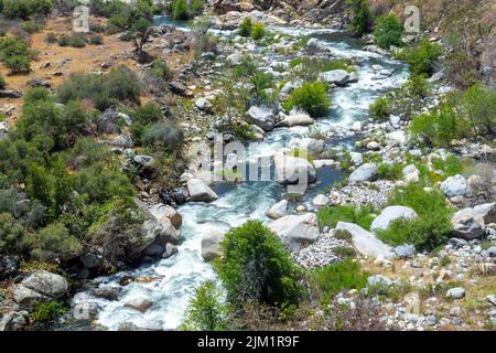 Paesaggio panoramico al bivio medio fiume kaweah all'ingresso del parco nazionale Sequoia Tree vicino a tre fiumi, USA Foto Stock