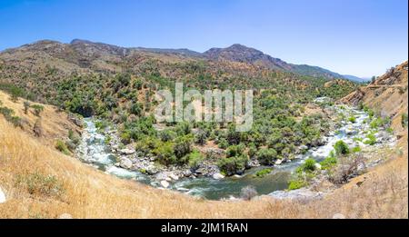 Paesaggio panoramico al bivio medio fiume kaweah all'ingresso del parco nazionale Sequoia Tree vicino a tre fiumi, USA Foto Stock