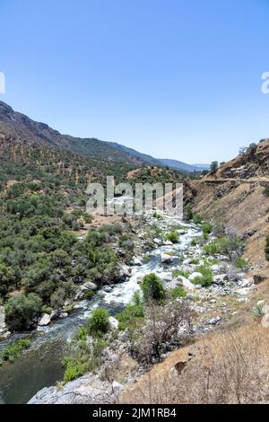 Paesaggio panoramico al bivio medio fiume kaweah all'ingresso del parco nazionale Sequoia Tree vicino a tre fiumi, USA Foto Stock