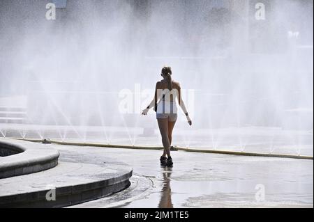 Vienna, Austria. 4th ago 2022. Onda di calore a Vienna. Durante il giorno sono previsti fino a 34 gradi Celsius. La città di Vienna ha allestito 170 docce ad acqua per rinfrescarsi. Credit: Franz PERC/Alamy Live News Foto Stock