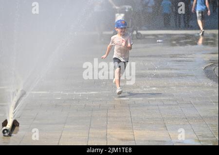 Vienna, Austria. 4th ago 2022. Onda di calore a Vienna. Durante il giorno sono previsti fino a 34 gradi Celsius. La città di Vienna ha allestito 170 docce ad acqua per rinfrescarsi. Credit: Franz PERC/Alamy Live News Foto Stock