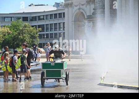 Vienna, Austria. 4th ago 2022. Onda di calore a Vienna. Durante il giorno sono previsti fino a 34 gradi Celsius. La città di Vienna ha allestito 170 docce ad acqua per rinfrescarsi. Credit: Franz PERC/Alamy Live News Foto Stock