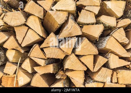 Pieno telaio di palo di legno, accatastato e tagliato legna da ardere Foto Stock