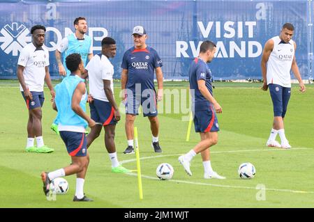 Parigi, Francia. 04/08/2022, Lionel messi di PSG, Kylian Mbappe e il nuovo allenatore Christophe Galtier durante la formazione di Parigi Saint-Germain a Camp des Loges il 04 agosto 2022 a Saint-Germain-en-Laye, nei pressi di Parigi, Francia. Foto di Laurent Zabulon/ABACAPRESS.COM Foto Stock