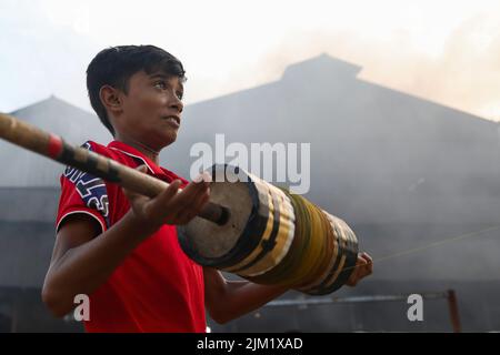 Dhaka, Bangladesh. 03rd ago 2022. I bambini volano aquiloni in mezzo all'aria inquinata in Dhaka. La maggior parte dei laminatoi di acciaio all'interno e intorno alla capitale sono stati in funzione senza il necessario sistema di controllo dell'inquinamento atmosferico che presenta un rischio di inquinamento atmosferico e di pericolo per la salute, secondo quanto risulta dal Dipartimento dell'ambiente (Doe). Credit: SOPA Images Limited/Alamy Live News Foto Stock