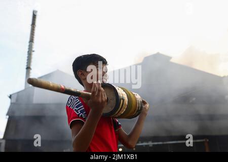 Dhaka, Bangladesh. 03rd ago 2022. I bambini volano aquiloni in mezzo all'aria inquinata in Dhaka. La maggior parte dei laminatoi di acciaio all'interno e intorno alla capitale sono stati in funzione senza il necessario sistema di controllo dell'inquinamento atmosferico che presenta un rischio di inquinamento atmosferico e di pericolo per la salute, secondo quanto risulta dal Dipartimento dell'ambiente (Doe). Credit: SOPA Images Limited/Alamy Live News Foto Stock