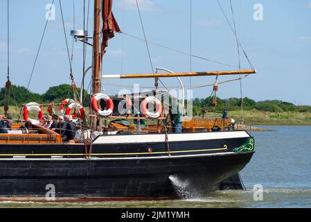 Hydrogen, una storica barca a vela del Tamigi, che naviga verso Maldon Hythe Quay sul fiume Blackwater, Maldon, Essex, Regno Unito. Stern, con timoniere Foto Stock