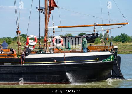 Hydrogen, una storica barca a vela del Tamigi, che naviga verso Maldon Hythe Quay sul fiume Blackwater, Maldon, Essex, Regno Unito. Stern, con timoniere Foto Stock