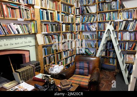 Wigtown, Scozia - una delle molte stanze del Bookshop, la più grande libreria di seconda mano di Wigtown, scattata nel 2022 Foto Stock