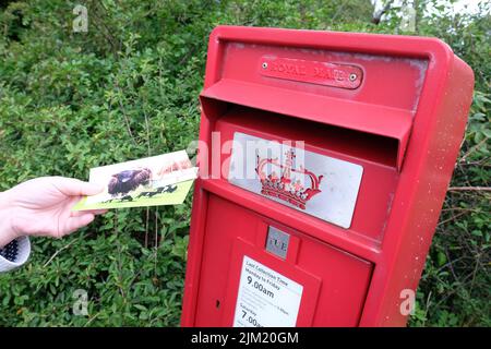 Casella postale Royal Mail in Scozia con il simbolo della Corona scozzese e cartoline per le vacanze dalla Scozia nel 2022 Foto Stock