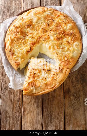 Fugazzeta o fugazza con queso una pizza classica viene preparata con formaggio a doppia panna, mozzarella, cipolla e olio d'oliva in tavola sul wo Foto Stock