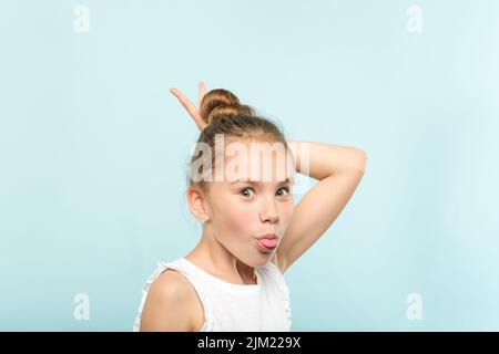 divertente giocoso spensierata ragazza bambino monkeying intorno Foto Stock