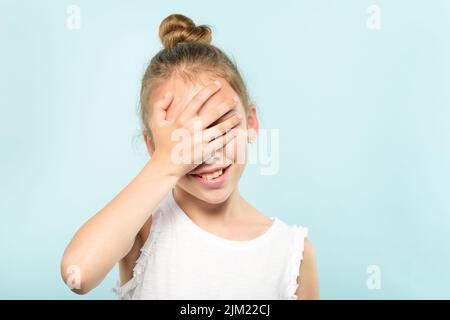 facepalm vergogna imbarazzo ragazza coprire faccia Foto Stock