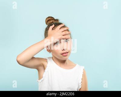 facepalm imbarazzato ragazza vergognata fronte di copertura Foto Stock