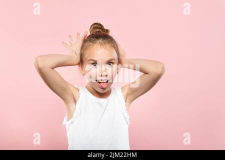 divertente giocoso spensierato ragazza faking orecchie palmo pout Foto Stock