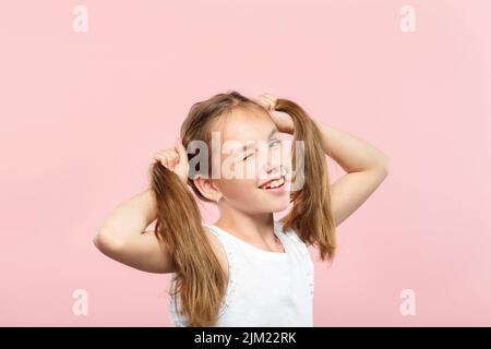 felicissimo polpaccio adolescente ragazza maiale code capelli spensierati Foto Stock