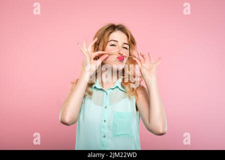 divertente giocoso spensierato ragazza foling baffi capelli Foto Stock