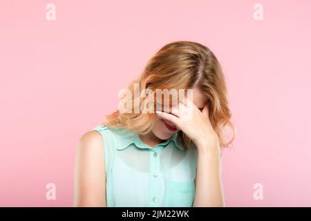 facepalm vergogna imbarazzo ragazza coprire faccia Foto Stock