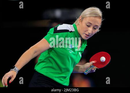 Birmingham, Regno Unito. 04th ago 2022. Charlotte Carey of Wales serve la palla a Birmingham, Regno Unito il 8/4/2022. (Foto di Conor Molloy/News Images/Sipa USA) Credit: Sipa USA/Alamy Live News Foto Stock