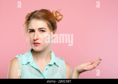 donna dubbia sospettosa alza la mano di fronte Foto Stock