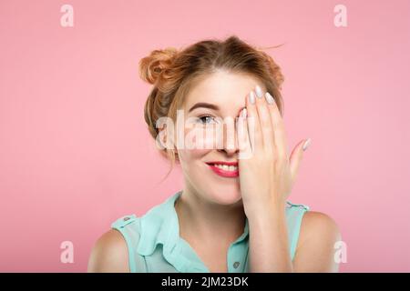 controllo della vista donna coprire la visione degli occhi assistenza sanitaria Foto Stock