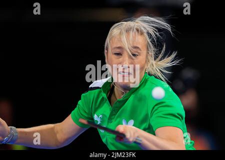 Birmingham, Regno Unito. 04th ago 2022. Charlotte Carey of Wales colpisce uno scontro a Birmingham, Regno Unito, il 8/4/2022. (Foto di Conor Molloy/News Images/Sipa USA) Credit: Sipa USA/Alamy Live News Foto Stock