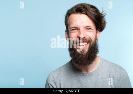 emozione espressione gioia eccitata uomo che raggiante sorriso Foto Stock