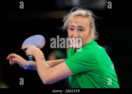 Birmingham, Regno Unito. 04th ago 2022. Charlotte Carey of Wales colpisce uno scontro a Birmingham, Regno Unito, il 8/4/2022. (Foto di Conor Molloy/News Images/Sipa USA) Credit: Sipa USA/Alamy Live News Foto Stock