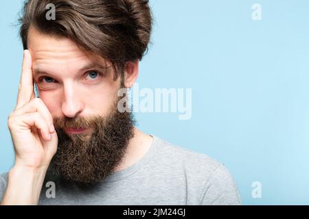 intelligenza idee intelligenti mente potere cervello smug uomo Foto Stock