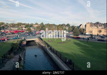 Vista della vecchia rotonda di Lewisham, guardando lungo il fiume Ravensbourne, verso Lewisham vale, con tutto lo spazio verde pubblico ora distrutto! Foto Stock