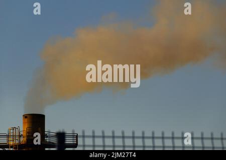 Goiania, Goiás, Brasile – 04 agosto 2022: Fumo proveniente da un camino di fabbrica. Inquinamento da fumo della fabbrica con il cielo sullo sfondo. Foto Stock
