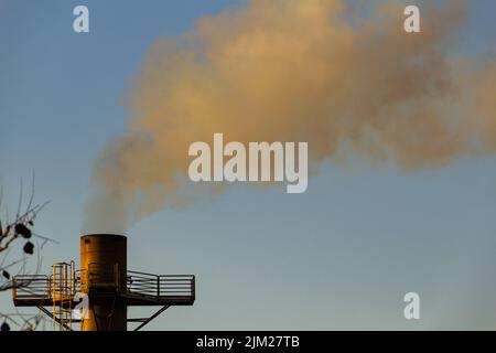Goiania, Goiás, Brasile – 04 agosto 2022: Fumo proveniente da un camino di fabbrica. Inquinamento da fumo della fabbrica con il cielo sullo sfondo. Foto Stock
