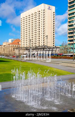 Adelaide, South Australia - 19 agosto 2019: L'hotel Hilton Adelaide ha visto Victoria Square in una giornata intensa Foto Stock