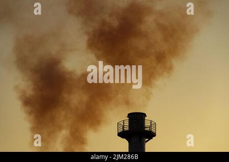 Goiania, Goiás, Brasile – 04 agosto 2022: Fumo che sale dai camini di una fabbrica. Inquinamento da fumo della fabbrica con il cielo sullo sfondo. Foto Stock