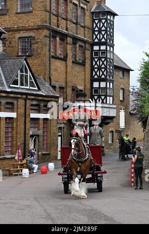 Il dray della birreria Hook Norton è una vista regolare sulle strade intorno al villaggio nord di Oxfordshire di Hook Norton. Foto Stock