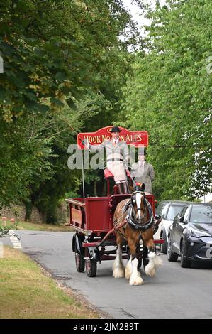 Il dray della birreria Hook Norton è una vista regolare sulle strade intorno al villaggio nord di Oxfordshire di Hook Norton. Foto Stock