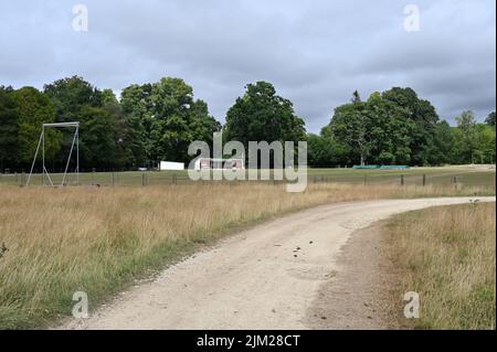 Il campo da cricket nel villaggio di Gloucestershire di Adlestrop si trova in periferia a metà della campagna. Foto Stock