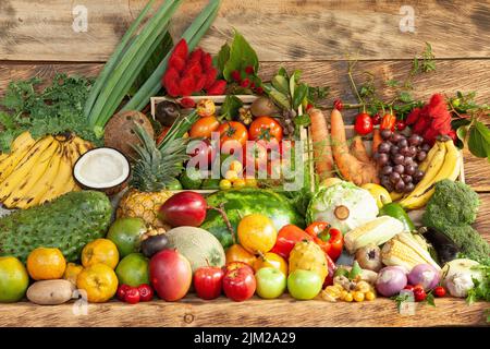 Composizione con varietà di frutta e verdura biologica grezza Foto Stock