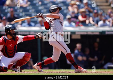 CLEVELAND, OH - 3 AGOSTO: La seconda base degli Arizona Diamondbacks Josh Rojas (10) batte contro i Cleveland Guardians il 3 agosto 2022 al Progressive Field di Cleveland, Ohio. (Joe Robbins/immagine dello sport) Foto Stock