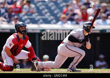 CLEVELAND, OH - 3 AGOSTO: L'esterno centrale degli Arizona Diamondbacks Daulton Varsho (12) batte contro i Cleveland Guardians il 3 agosto 2022 al Progressive Field di Cleveland, Ohio. (Joe Robbins/immagine dello sport) Foto Stock