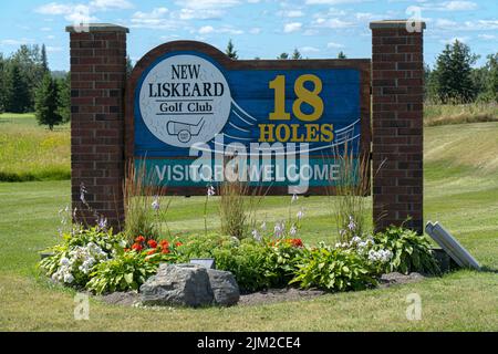 new liskeard, ontario canada - agosto 2 2022: nuovo cartello per il club di golf liskeard all'ingresso Foto Stock