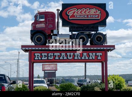 new liskeard, ontario canada - agosto 2 2022: cartello di arresto del camion di gilli con il vecchio camion sul cartello Foto Stock