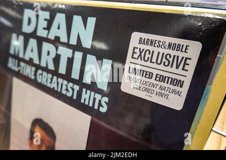 La Barnes & Noble Booksellers sulla Fifth Avenue porta una selezione di dischi vinilici, NYC, USA 2022 Foto Stock