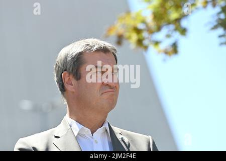 Markus SOEDER (primo ministro della Baviera e presidente della CSU), scettico, immagine singola, singolo motivo tagliato, ritratto, verticale, verticale. Il primo Ministro, il Dr. Markus Soeder, visita la centrale nucleare di Isar 2 il 4th agosto 2022 insieme al presidente del gruppo parlamentare CDU/CSU, Friedrich Merz., torre di raffreddamento. ? Foto Stock