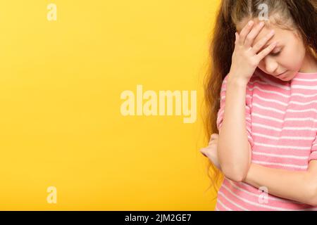 facepalm imbarazzato ragazza vergognata fronte di copertura Foto Stock